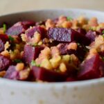 Rote Linsen-Rote Bete-Salat in einer weißen gesprenkelten Schale